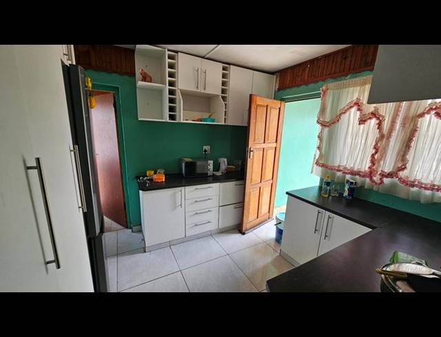 5 BEDROOM HOUSE FOR SALE IN UMLAZI BB